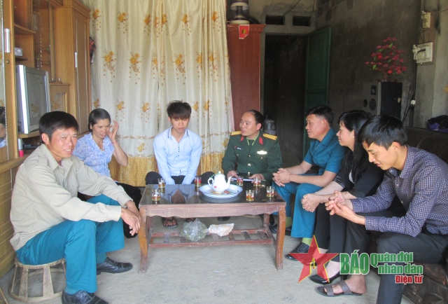 Đại diện Ban CHQS huyện Tam Đường cùng chính quyền địa phương thăm, động viên công dân Tẩn A Quân ở bản Thác Tình, thị trấn Tam Đường, huyện Tam Đường. 